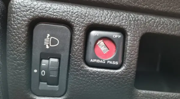 Przełącznik "AIRBAG PASS" w pozycji OFF. Warto wiedzieć, kiedy wyłączyć poduszkę z przodu, np. dla fotelika dziecięcego.