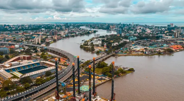 Widok na Lagos, Nigeria. Miasto tętni życiem, a rzeka przecina jego krajobraz. Czy Nigeria jest bezpiecznie? To pytanie zadaje sobie wielu, patrząc na dynamiczny rozwój.