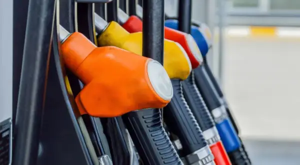 Kolorowe pistolety na stacji paliw, gotowe do tankowania. Jeden z nich, pomarańczowy, sugeruje, że zaraz zatankujesz verva diesel.