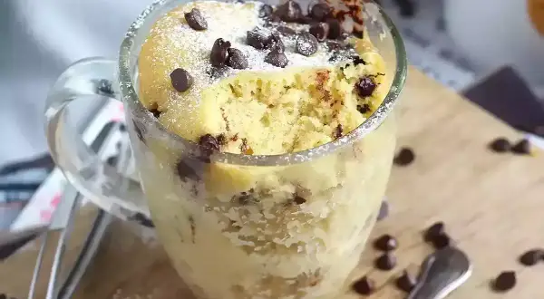 En saftig mug cake med chokladbitar, pudrad med florsocker. Perfekt för en snabb fikastund.