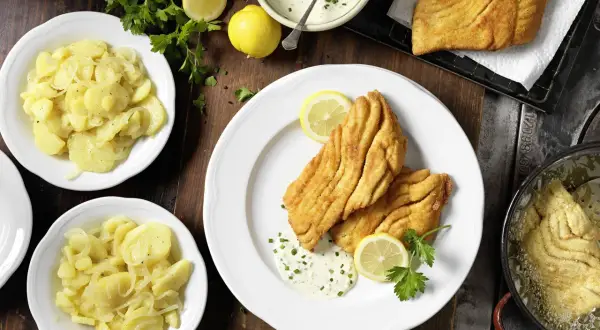 Knusprig gebackener Karpfen mit Kartoffelsalat und Remoulade. Ein Festmahl, das nach Sommer schmeckt.