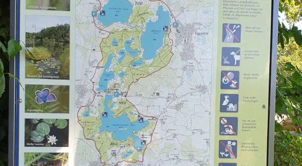 Karte des Naturschutzgebiets mit 16 Seen, darunter Pelhamer See und Langbürgner See. Informationen zu Flora und Fauna.