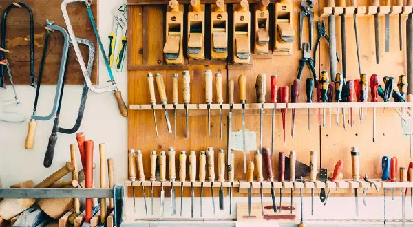 Un atelier bien rangé avec des outils à bois organisés. Une belle idée d'aménagement pour un espace de travail fonctionnel.