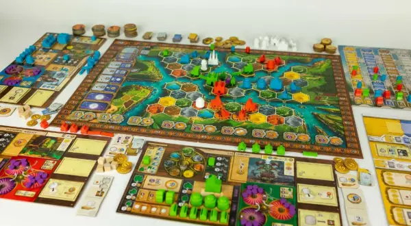 Rozłożone plansze i figurki do gry, zapowiadające epicką przygodę i najlepsze gry RPG.