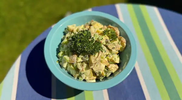 Krämig potatissallad med persilja, perfekt för sommarens grillkvällar. Ett enkelt potatis recept som alla älskar.