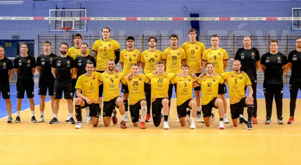 Drużyna siatkarzy PGE Skra Bełchatów w komplecie, gotowa do walki.
