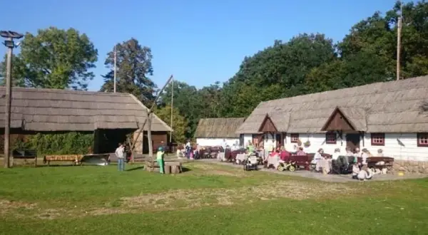 Skansen Filmowy Soplicowo: Pan Tadeusz na żywo! Przewodnik po Cichowie