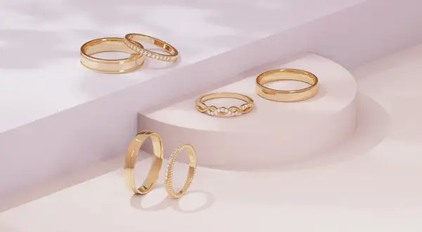 Złote obrączki, w tym jedna z brylantami, symbolizują wieczną miłość. Eternity ring co to znaczy? To symbol nieskończoności.