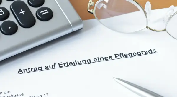 Antrag auf Erteilung eines Pflegegrads liegt bereit. Ein Hausarzt kann hierbei helfen, wenn der Hausarzt pflegestufe beantragen muss.