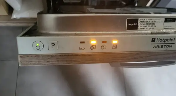 Reset pralki Hotpoint Ariston: Szybki sposób na błędy F05, F08 i inne