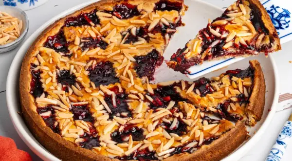 Linzertorte Rezept Landfrauen: Ein Klassiker mit Marmelade und Mandelblättchen, perfekt für den Kaffeetisch.