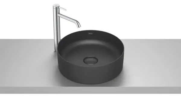 Okrągła, czarna umywalka nablatowa 30 cm z chromowaną baterią. Nowoczesny design do każdej łazienki.