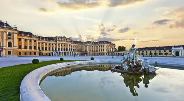 Pałac Schönbrunn z fontanną i rzeźbami. Bilety do tego miejsca warto kupić online.