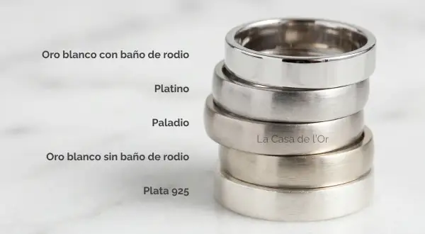 Anillos apilados de platino, paladio, plata 925 y oro blanco con y sin baño de rodio.