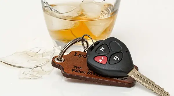 Kluczyki do samochodu leżą obok rozbitej szklanki z alkoholem. Czy adwokat to alkohol? Nie, to symbol niebezpieczeństwa.