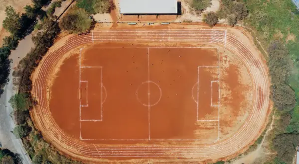 Campo de fútbol de tierra: ventajas, mantenimiento y cuidados esenciales