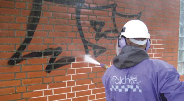 Skuteczne sposoby na usunięcie graffiti z elewacji – poradnik krok po kroku