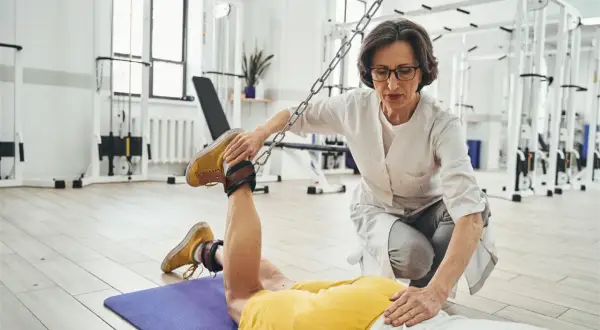 Fizjoterapeuta to lekarz? Nie! Poznaj ich role i uprawnienia