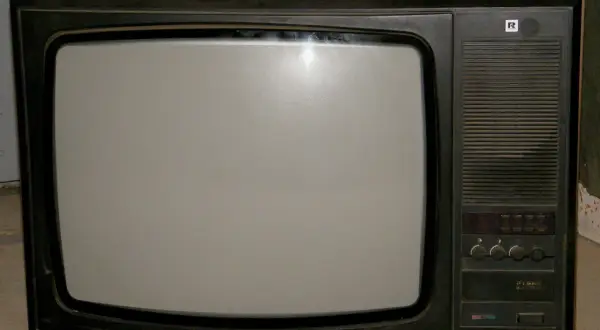 Stare telewizory, jak ten z logo "R", to kawał historii. Pamiętasz nazwy takich modeli?