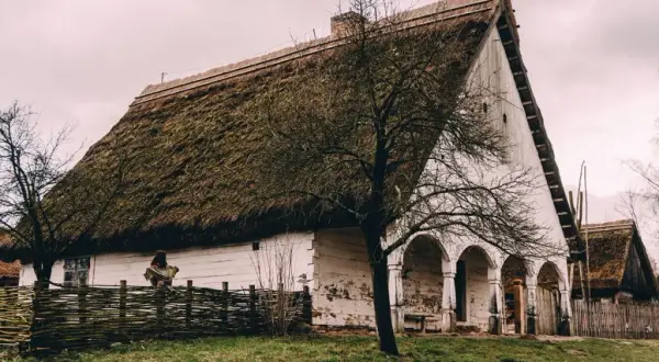 Skanseny Kujawsko-Pomorskie: Przewodnik po 3 wyjątkowych miejscach