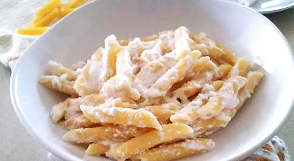 Penne condite con una cremosa salsa di ricotta, un sapore autentico di pasta e ricotta alla pugliese.