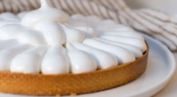 Tarte au citron avec une meringue aérienne, parfaite pour un dessert gourmand. Quelle meringue pour tarte au citron !