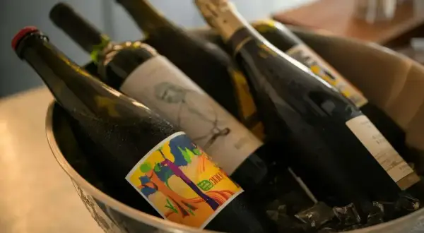 Butelki z winem w wiaderku z lodem. Zastanawiasz się, ile alkoholu można przewieźć samolotem Ryanair?