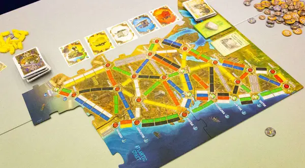 Brettspiel "Zug um Zug: Legenden des Westens" mit Spielbrett, Karten und Zügen.