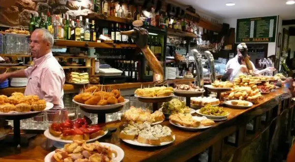 Tapeo en Sevilla: Tu guía local para las mejores tapas y bares