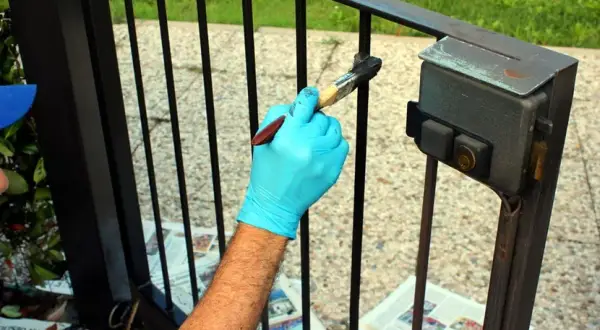 Skuteczne sposoby na to, czym wyczyścić metalowe ogrodzenie