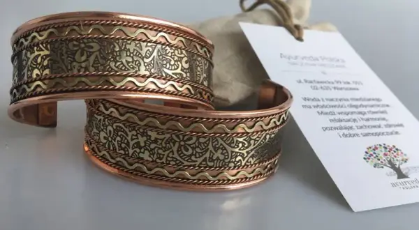 Dlaczego bransoletka miedziana brudzi podczas noszenia i jak temu zapobiec
