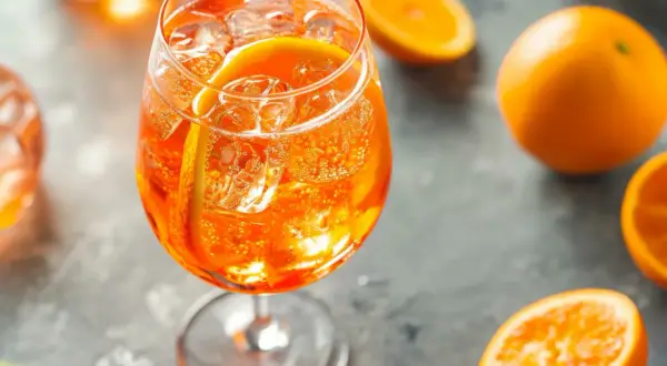Orzeźwiające, proste drinki z prosecco i pomarańczą, pełne lodowych kostek i bąbelków. Idealne na letnie popołudnie.