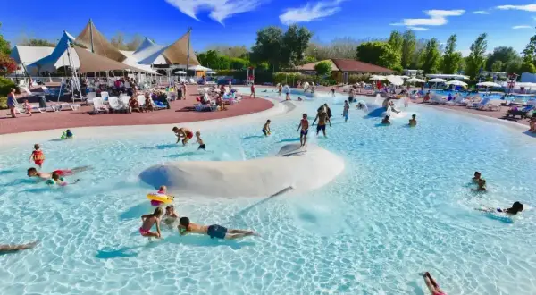 Dzieci bawią się w wodzie w Barricata Holiday Village. Słoneczny dzień, błękitne niebo i mnóstwo radości.