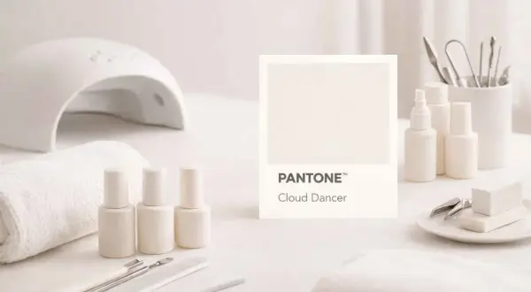 Set per manicure con smalti color pantone crema "Cloud Dancer", lampada UV e accessori.
