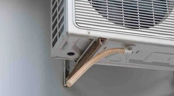 Dettaglio di un condizionatore con tubo di scarico flessibile. Ottime idee per tubo condizionatore portatile.