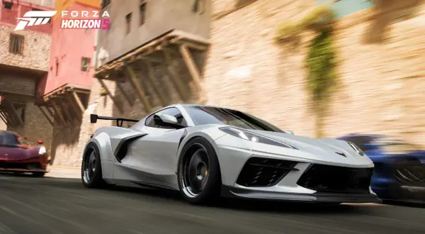 Biały samochód sportowy ściga się po ulicy w Forza Horizon 5.