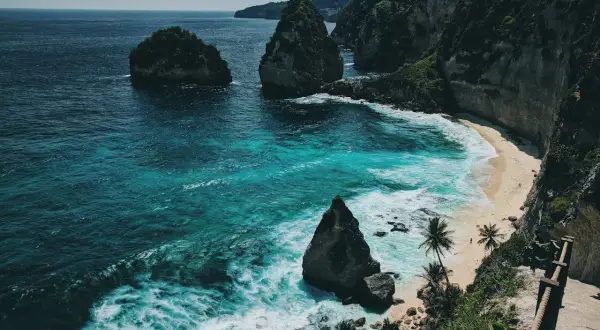 Malownicze klify i turkusowe morze na Bali. Marzysz o podróży? Sprawdź, ile trwa lot na Bali!