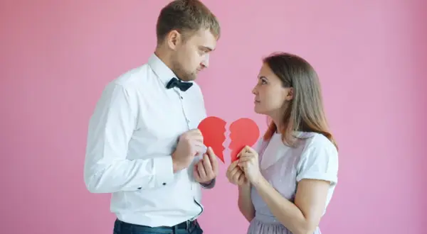 Para jak przestać myśleć o zdradzie męża, trzymając złamane serce.