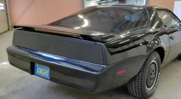 Svart knight rider bil med registreringsskylten "KNIGHT". En ikonisk bil redo för äventyr.