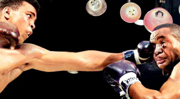 Cassius Clay, som Muhammad Ali, levererar en kraftfull högerkrok mot sin motståndare i en intensiv boxningsmatch.