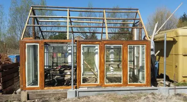 Jak zrobić szklarnię ze starych okien? Praktyczny poradnik DIY