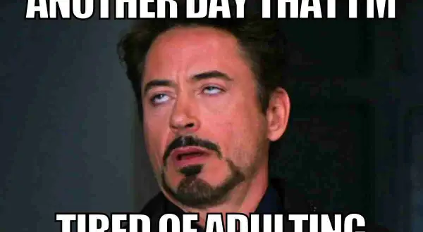 Tony Stark z przewracającymi się oczami, tekst: "Kolejny dzień, kiedy mam dość dorosłości". Typowe memy 18.