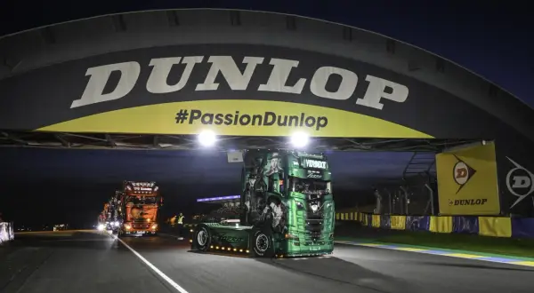 Un camion vert décoré pour les 24h du Mans, sous le pont Dunlop.