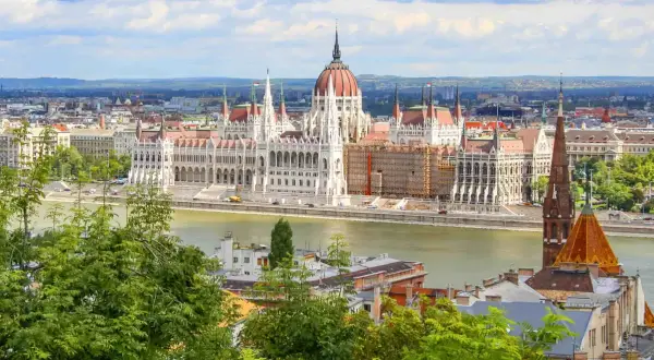 Budapest: Das Parlamentsgebäude am Fluss, ein Traumziel nach einer langen Zugfahrt von Hamburg.