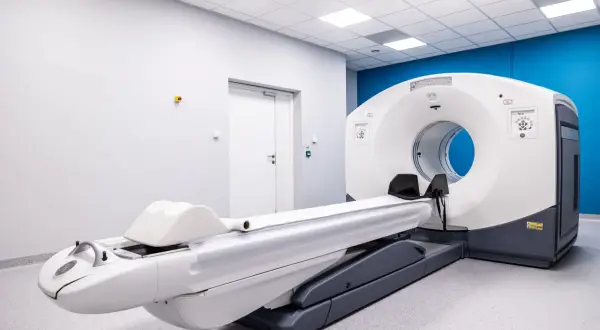 Nowoczesny aparat PET-CT w gabinecie diagnostycznym. Sprawdź, jaka jest badanie PET cena i umów się na wizytę.