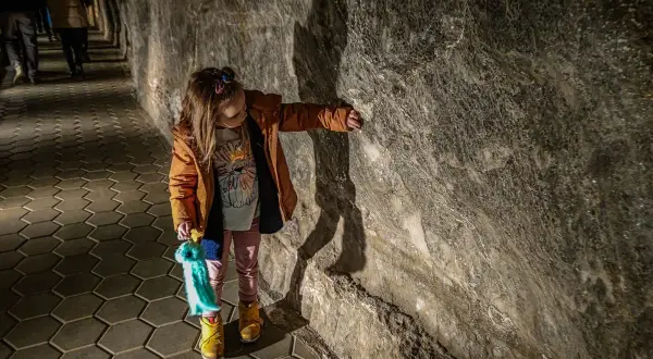 Mała dziewczynka odkrywa kopalnię soli w Wieliczce. To świetne atrakcje dla dzieci, pełne tajemnic i niezwykłych widoków.