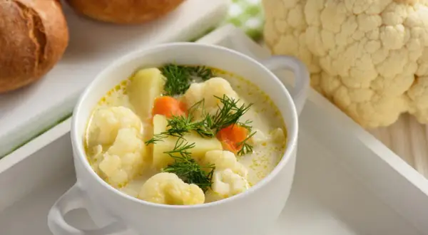Jak zrobić zupę kalafiorową jak u babci? Odkryj jej sekrety!