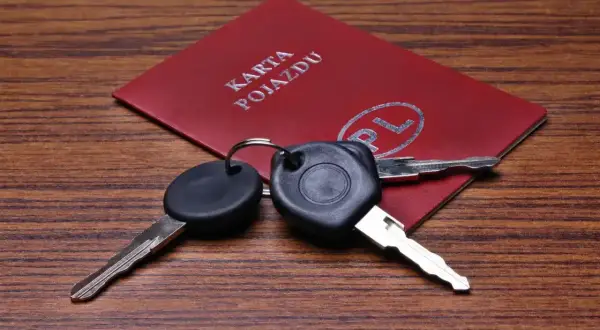 Karta pojazdu i kluczyki samochodowe. Zastanawiasz się, ile kosztuje dorobienie klucza?