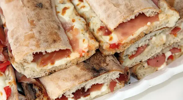 Paposcia come farcirla: focaccia ripiena di prosciutto e formaggio fuso, un'idea gustosa per un pasto veloce.