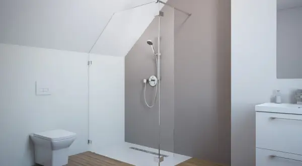 Nowoczesna łazienka z prysznicem pod skosem, wolnowiszącą toaletą i minimalistyczną umywalką.